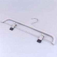 Вешалка-плечики с 2 прищепками, размер 44-46. (пластм.)